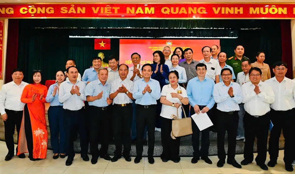 胡志明市市委书记陈留光与国会代表候选人出席选民接触会议。