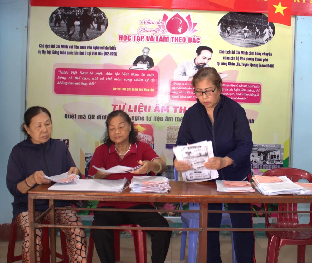 平盛坊选举组成员在发放前检查选民证和候选人名单。