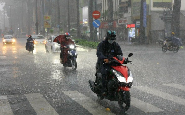  胡志明市在连续酷热天气后迎来一场“黄金雨”降温。