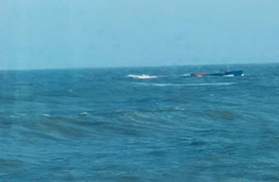  “长兴268”号船在芹苴海域沉没现场。