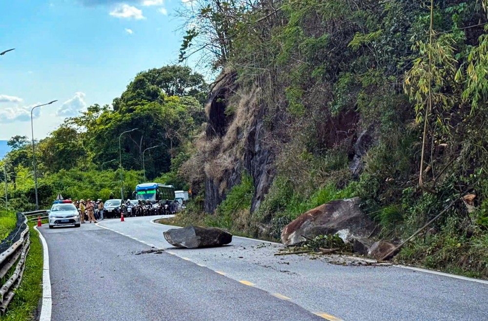 职能力量在保禄岭疏导交通，以拆除巨石。