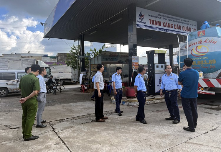 市场管理分局监察胡志明市各加油站的经营活动。