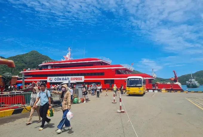 人们乘坐“升龙”号高速船抵达昆仑岛滨潭港。