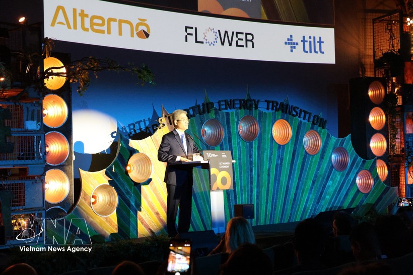 越南驻德国大使阮得成在颁奖典礼上发表讲话。