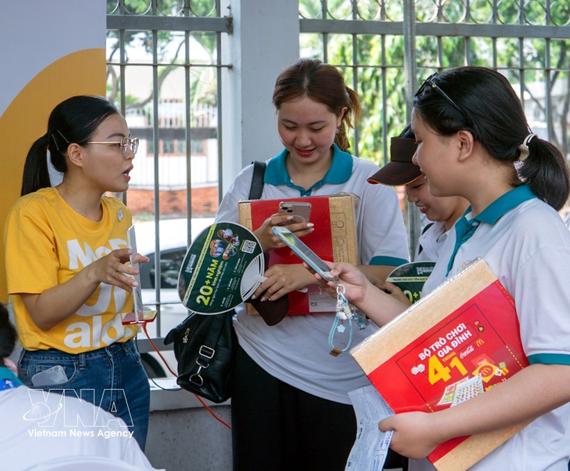 劳动者在由胡志明市青年就业服务中心（YES Center）举办的“2025年劳动者接力”活动中求职。