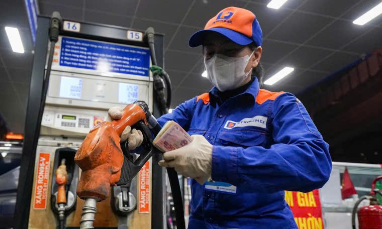 汽油价格每公升下调近4000元。