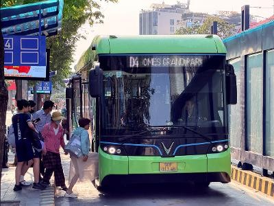 市民在滨城坊咸宜街中转站搭乘巴士。