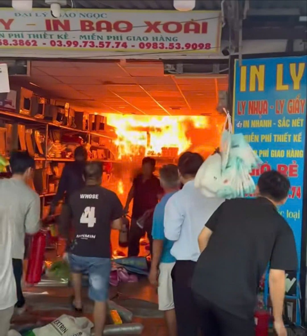 民众已使用现场灭火器灭火但无效。