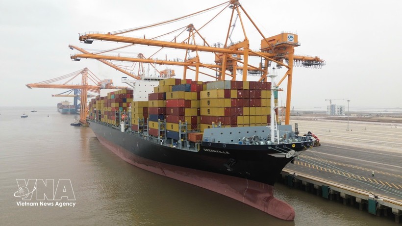 集装箱货轮抵港。