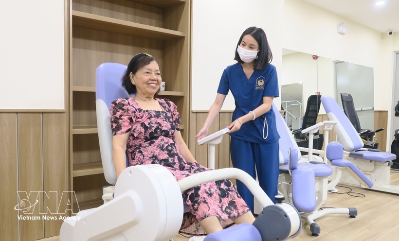 老年人在Genki House老年照料中心接受健康护理。