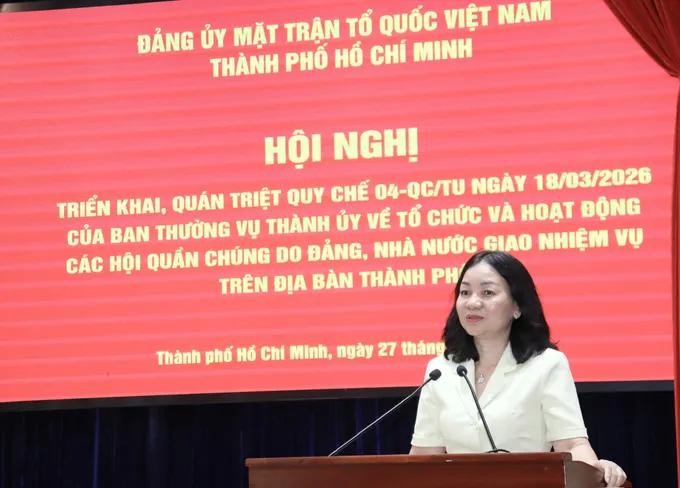 张氏碧幸同志在会议上发表讲话。