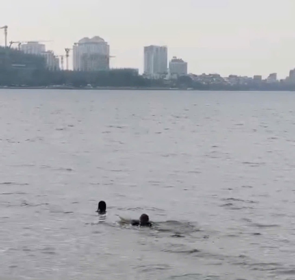  公安战士游向西湖中心救人。图由公安机关提供 