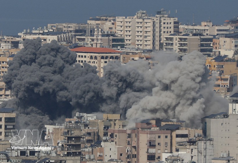 2026年3月4日，以色列空袭黎巴嫩贝鲁特以南的哈雷特·赫雷克后，浓烟升起。