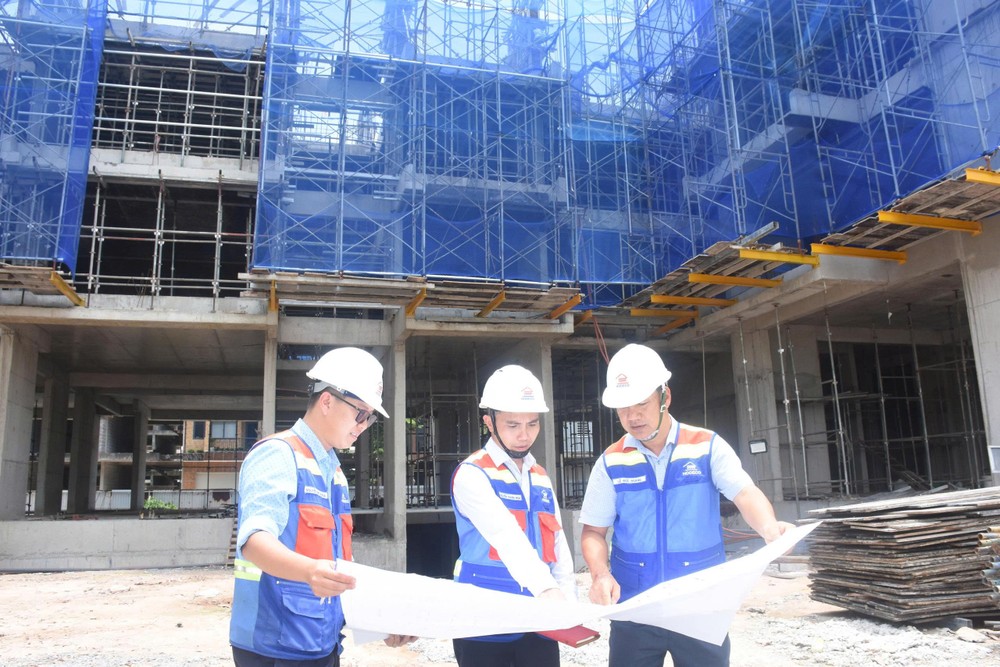 HODECO干部、工程师检查由巴地—头顿住房发展股份公司为投资商的Eco Home 1社会住房项目进度。图：光武