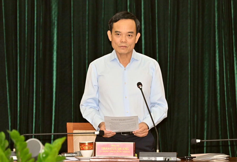 胡志明市市委书记陈留光在会议开幕式上发表讲话。