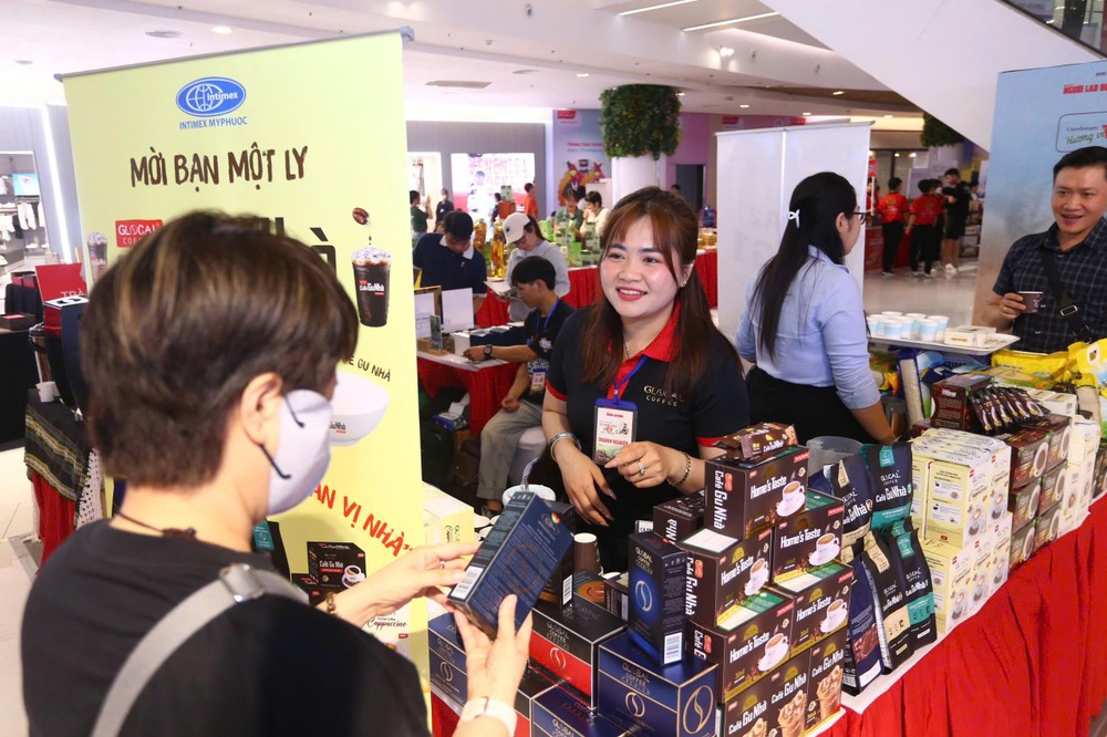  参观者在2025年第三届“推崇越南咖啡—茶”盛会展区。