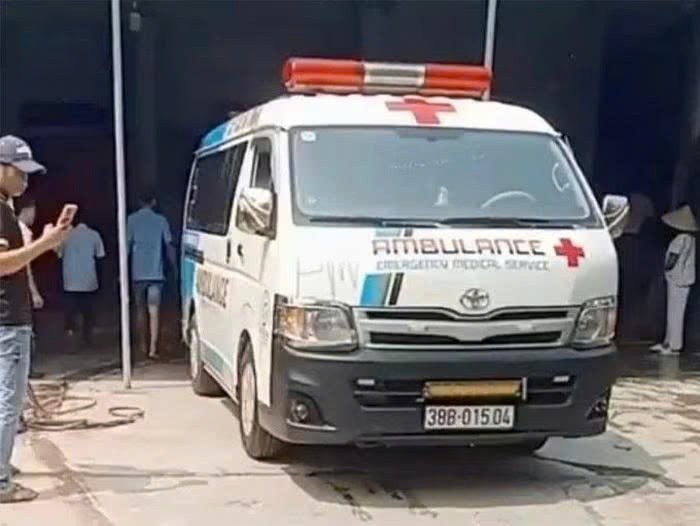  尽管已获邻居及时发现并送往医院急救，但由于伤势过重，Đ.H.Q.老人已不幸去世。