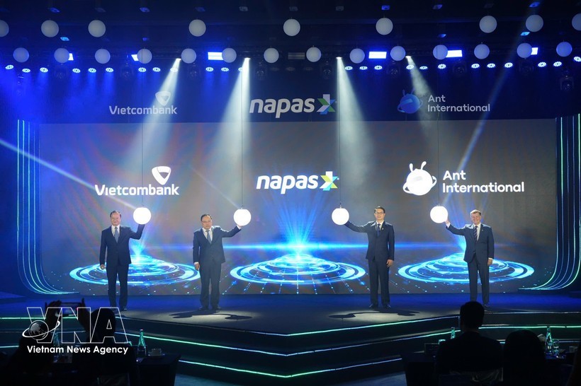 各方联合宣布扩大部署越中两国间跨境二维码支付服务。