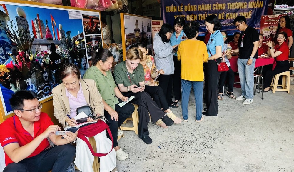 平西坊人委会开展辅助平西市场商贩办理税务手续的活动。