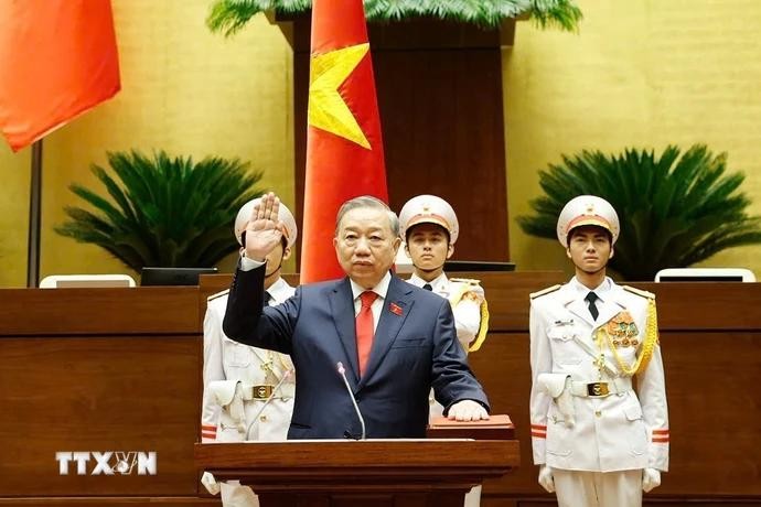 国家主席苏林宣誓就职。