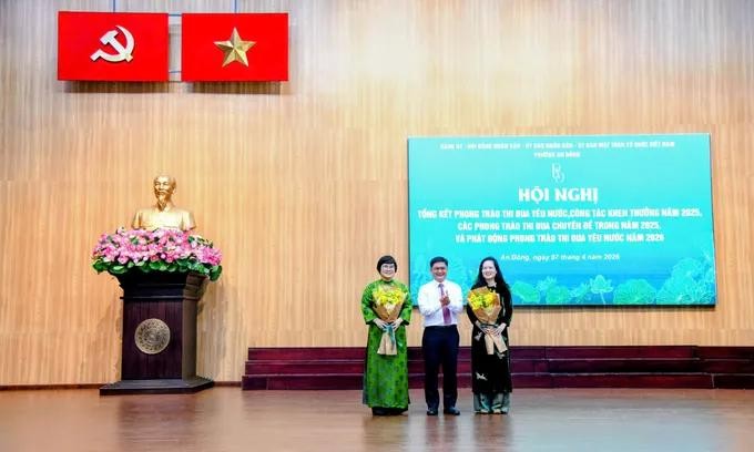 胡志明市人委会副主席阮孟强向安东坊党委书记张明娇（左）和安东坊人委会主席阮氏明凤献花祝贺。