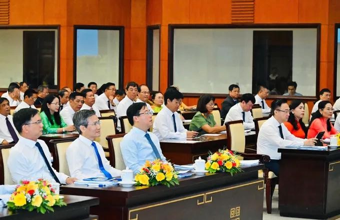  中央及胡志明市各级领导同志出席4月9日上午会议。