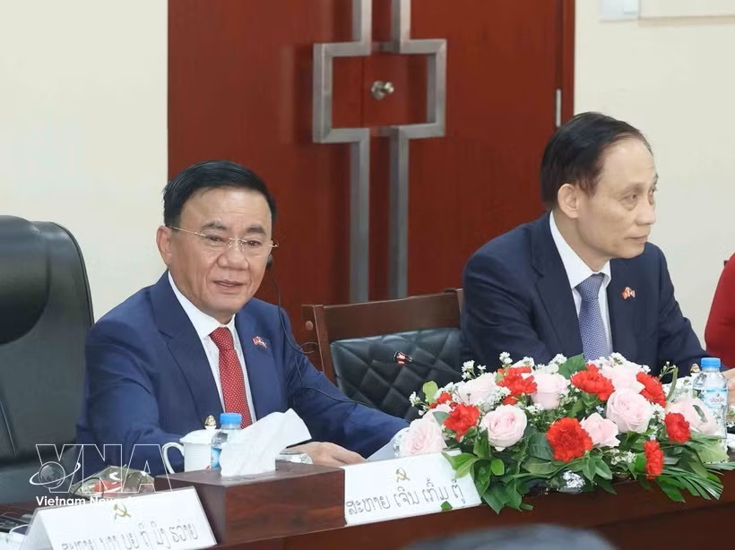 党中央政治局委员、党中央书记处常务书记陈锦秀在与老挝人民革命党中央政治局委员、中央书记处常务书记维莱·拉坎丰举行的会谈上发表讲话。