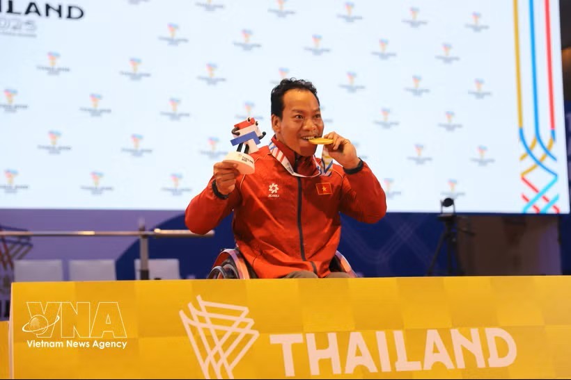 越南举重运动员黎文功。