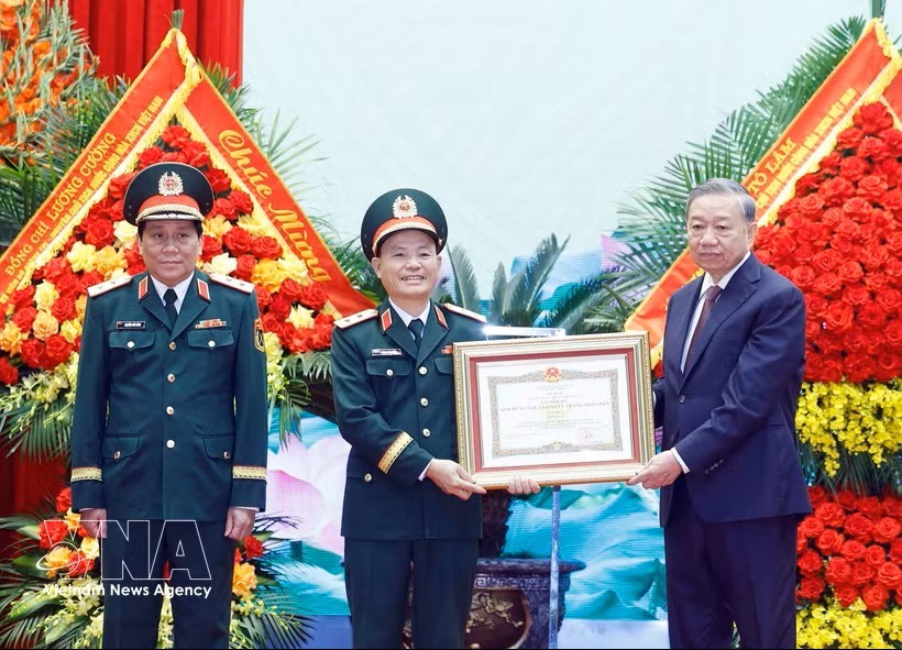 党中央总书记、国家主席、中央军委书记苏林向第三军区授予“人民武装力量英雄”称号。