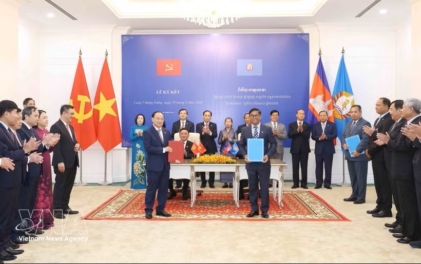 党中央书记处常务书记陈锦秀出席越柬合作文件交换仪式。