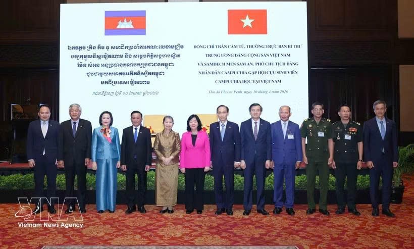 党中央书记处常务书记陈锦秀同双方代表合影。