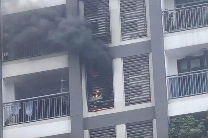 火势从第十层一住宅冒出。