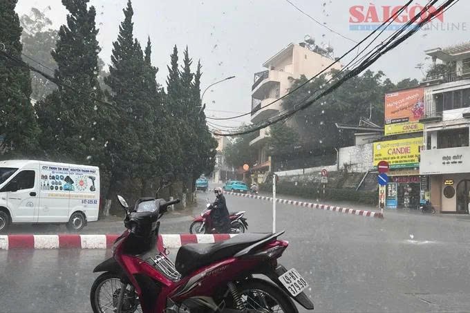 4月11日下午，林同省大勒春香坊阮文追街降倾盆大雨。