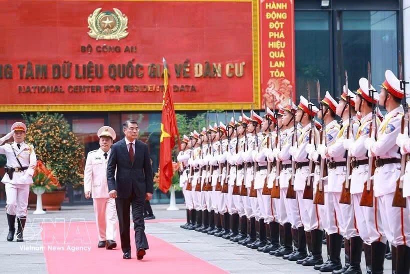 政府总理黎明兴出席社会秩序行政管理警察力量传统日80周年纪念典礼暨胡志明勋章授勋仪式。