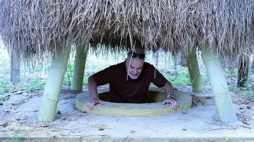 外国游客体验奇英地道当地居民院子里的地道口。