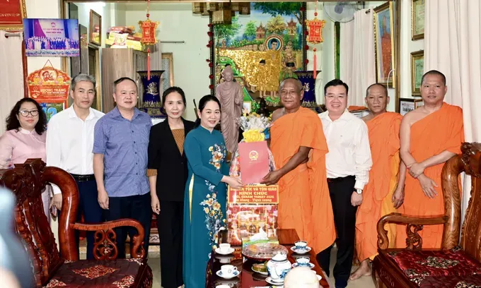 民族与宗教部工作团在春和坊Chantarangsay寺走访、拜年。