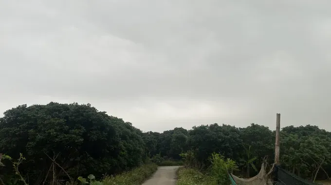 北部地区云量增多，呈现降雨征兆。