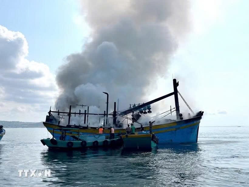 清海边防哨所已调动力量对在富海海域起火的编号 BTh-95768-TS渔船展开灭火及搜救船员工作。