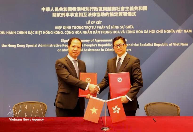越南最高人民检察院副检察长陈海军与香港特别行政区保安局局长邓炳强代表双方签署协定。