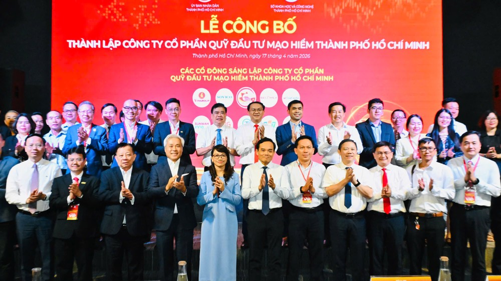 党中央政治局委员、胡志明市市委书记陈留光与市领导出席市风险投资基金股份公司成立仪式。