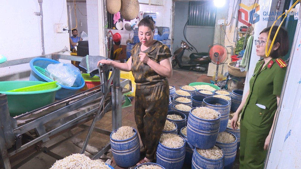 职能机关检查吴氏汝的豆芽生产单位。