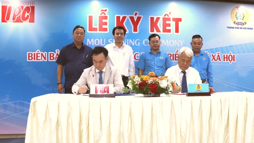 胡志明市劳动联团常务副主席武克泰与IPC公司代总经理武鸿才签署合作《备忘录》。