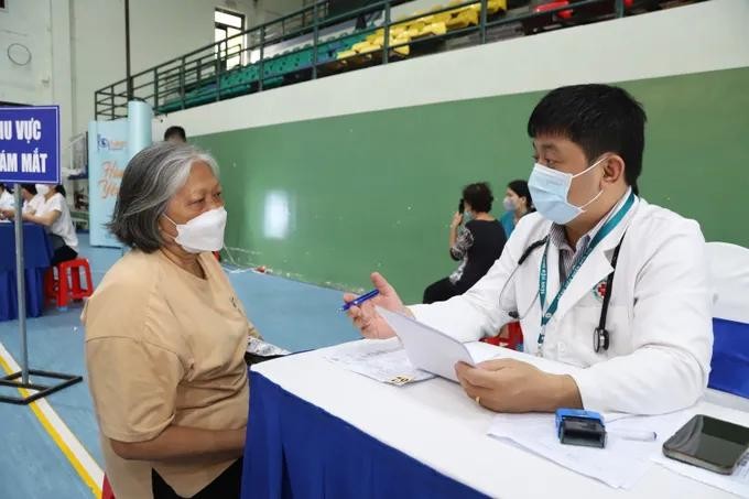 115人民医院医生为民众做健康检查。