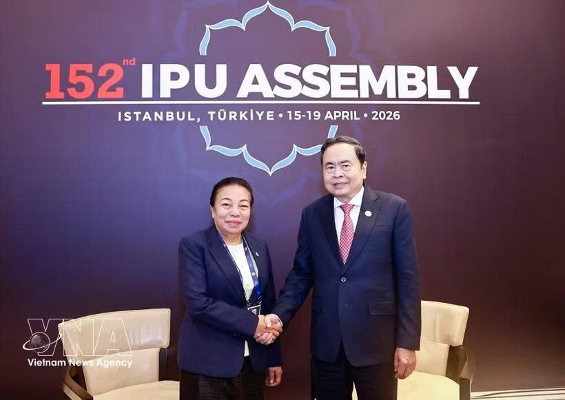 越南国会主席陈青敏会见老挝国会副主席顺通·赛雅佳。