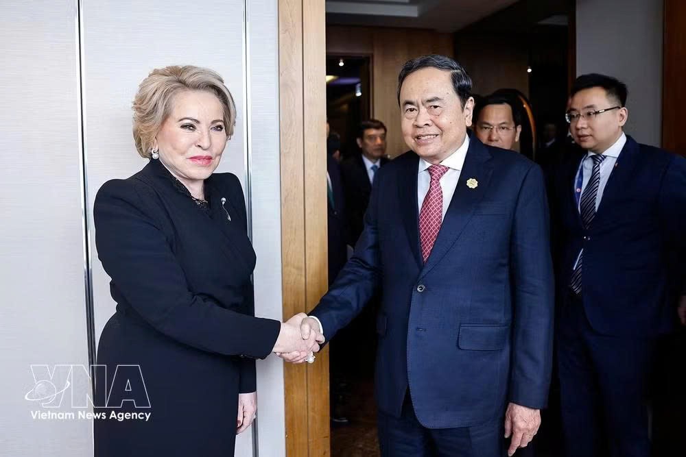 越南国会主席陈青敏会见俄罗斯联邦委员会主席马特维延科。