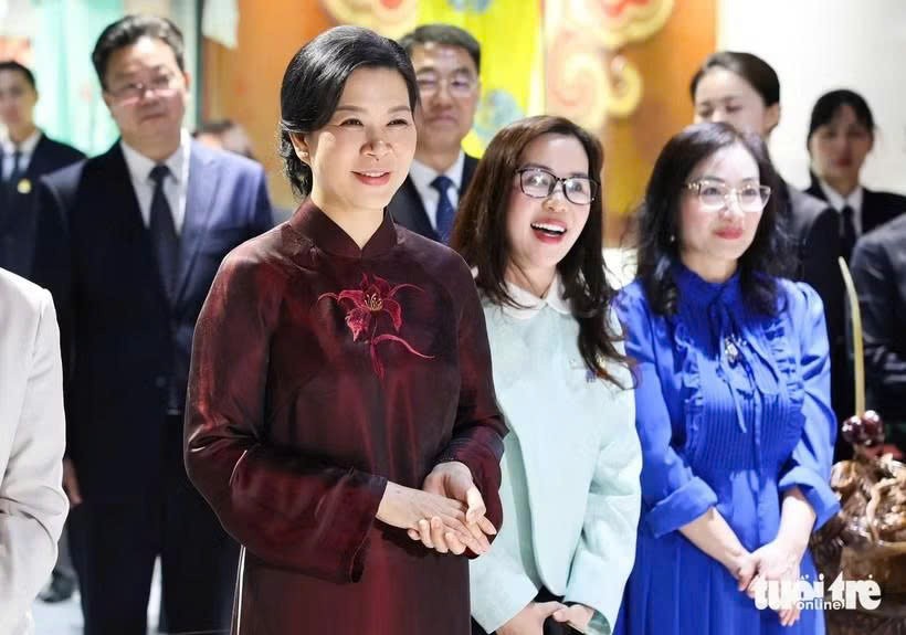 越南党中央总书记、国家主席夫人吴芳璃参观广西民族音乐博物馆。图自年轻报