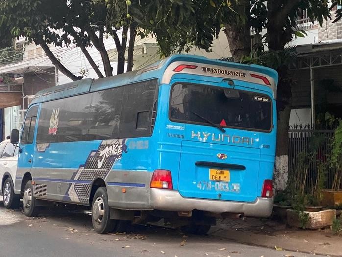 一辆“无主”客车在居民家门前停放超过7个月。