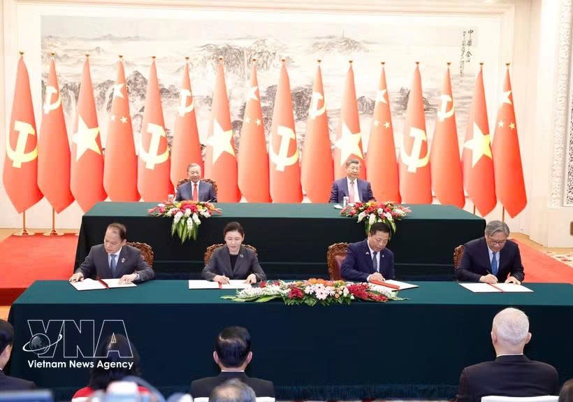 越南党中央总书记、国家主席苏林与中共中央总书记、国家主席习近平共同见证两个各部门合作文件的签署。