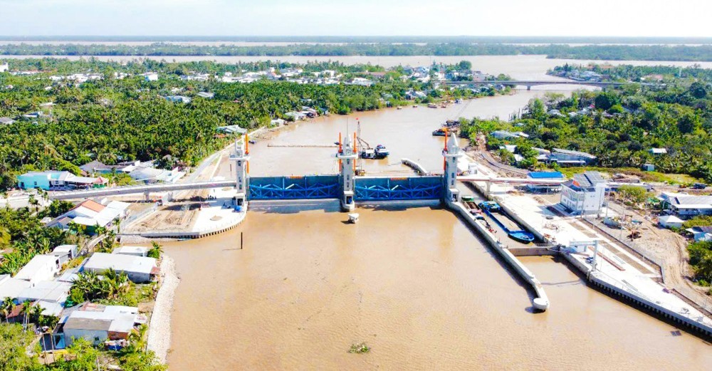 芹苴市最大的"迪墨"(Rạch Mọp)水闸投入运行，以应对来自后江的海水入侵情况。
