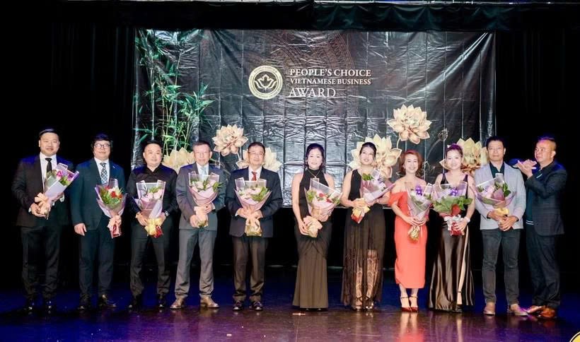 越南-加拿大企业家协会主席Ken Chau向组委会成员赠送鲜花。组委会供图